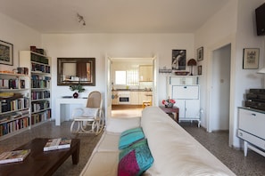 Fernseher, Kamin, Bücher, Stereoanlage