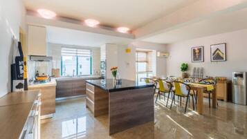 Design-Apartment, 3 Schlafzimmer, Flussblick | Wohnbereich | Fernseher