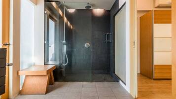 Design-Apartment, 3 Schlafzimmer, Flussblick | Badezimmer | Dusche, kostenlose Toilettenartikel, Haartrockner, Hausschuhe