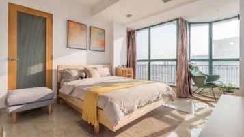Design-Apartment, 3 Schlafzimmer, Flussblick | 3 Schlafzimmer, Schreibtisch, Verdunkelungsvorhänge, kostenloses WLAN