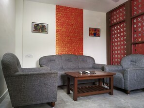 Rom – deluxe | Oppholdsområde | En 32-tommers LED-TV med kabel-kanaler samt TV