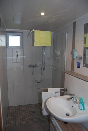 Haartrockner, Handtücher, Seife, Toilettenpapier