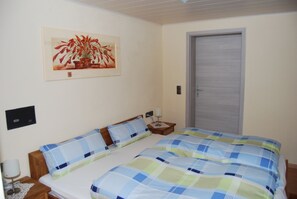 1 bedroom, in-room safe, WiFi, bed sheets - Newly furnished comfort apartment (Morbach)