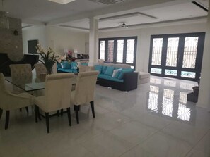 40-inch LCD TV with cable channels, TV - St. Josephy Luxury Villas (San Fernando)