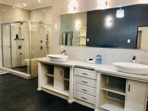 Douche, articles de toilette (gratuits), serviettes fournies
