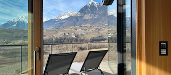 Romslig oase av ro med en fantastisk utsikt mellom Schenna og Meran.