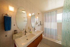 Villa | Bathroom | Combined shower/bathtub, free toiletries, hair dryer, slippers