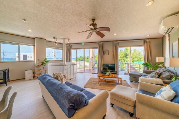 ヴィラ | リビング エリア | 薄型テレビ、Netflix、ストリーミングサービス