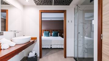 Superior Apartment, City View, Tower | Bathroom