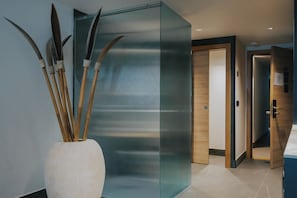 Departamento, vista a la bahía | Edredón, decoración personalizada y muebles diferentes