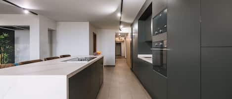 Suite presidencial | Cocina privada | Refrigerador, microondas, parrilla de estufa y tostadora