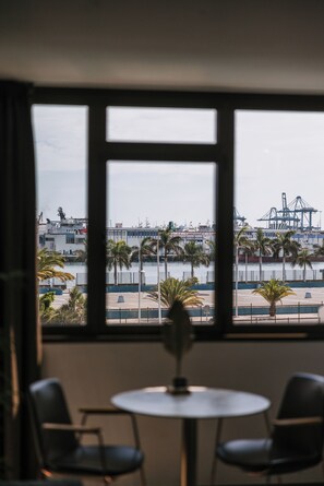 Apartamento superior, vista para a baía | Área de estar | Smart TV 40 polegadas com canais digitais