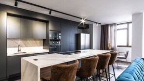 Suite presidencial | Cuina privada | Frigorífic, microones, placa de cuina i torradora 