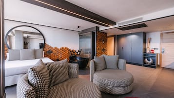 Premium suite | Woonruimte | Een 40-inch smart-tv met digitale zenders
