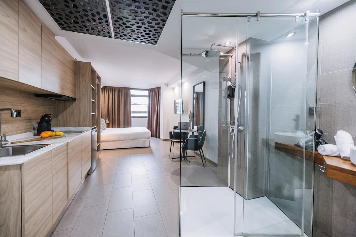 Departamento, vista a la ciudad | Cocina privada | Refrigerador, microondas, parrilla de estufa y tetera eléctrica