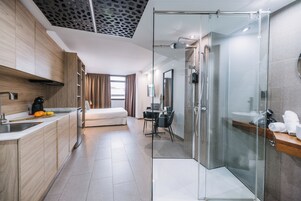 Appartamento, vista città | Cucina privata | Frigorifero, microonde, piano cottura, tostapane