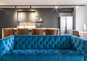 Suite presidencial | Área de sala de estar | Smart TV de 40 pulgadas con canales digitales