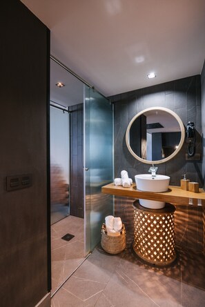 Suite Premium | Baño | Amenidades de baño ecológicas, secadora de cabello, toallas, jabón 