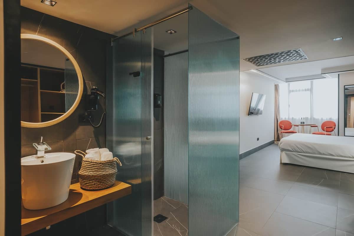 Apartamento, vista para a baía | Banheiro | Secador de cabelo, toalhas de banho, sabonete, shampoo