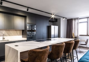 Suite presidencial | Cocina privada | Refrigerador, microondas, parrilla de estufa y tetera eléctrica