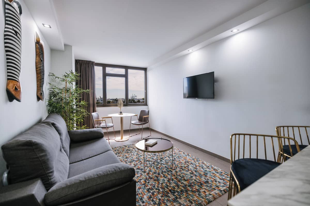 Departamento superior, vista a la bahía | Área de sala de estar | Smart TV de 40 pulgadas con canales digitales