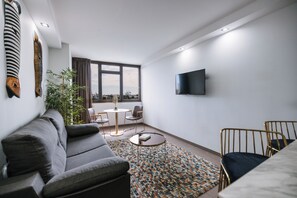 Apartamento superior, vista para a baía | Área de estar | Smart TV 40 polegadas com canais digitais