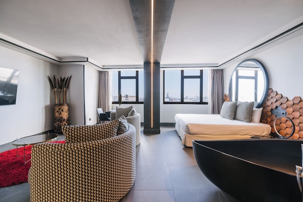 Suite Premium | Edredón, decoración personalizada y muebles diferentes