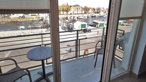 A balcony with a view of a marina and a parking lot. - Apartment for a maximum of 5 persons (Greifswald)