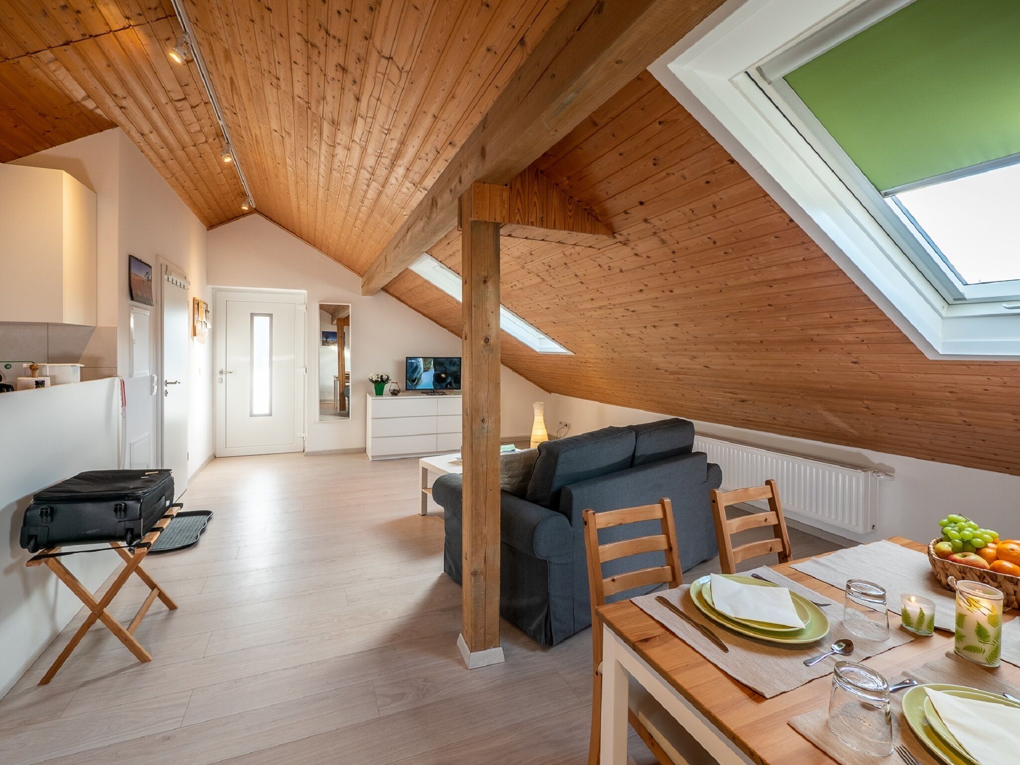 Dachgeschoss-Apartment 15 im Nebengebäude-Zimmeransicht