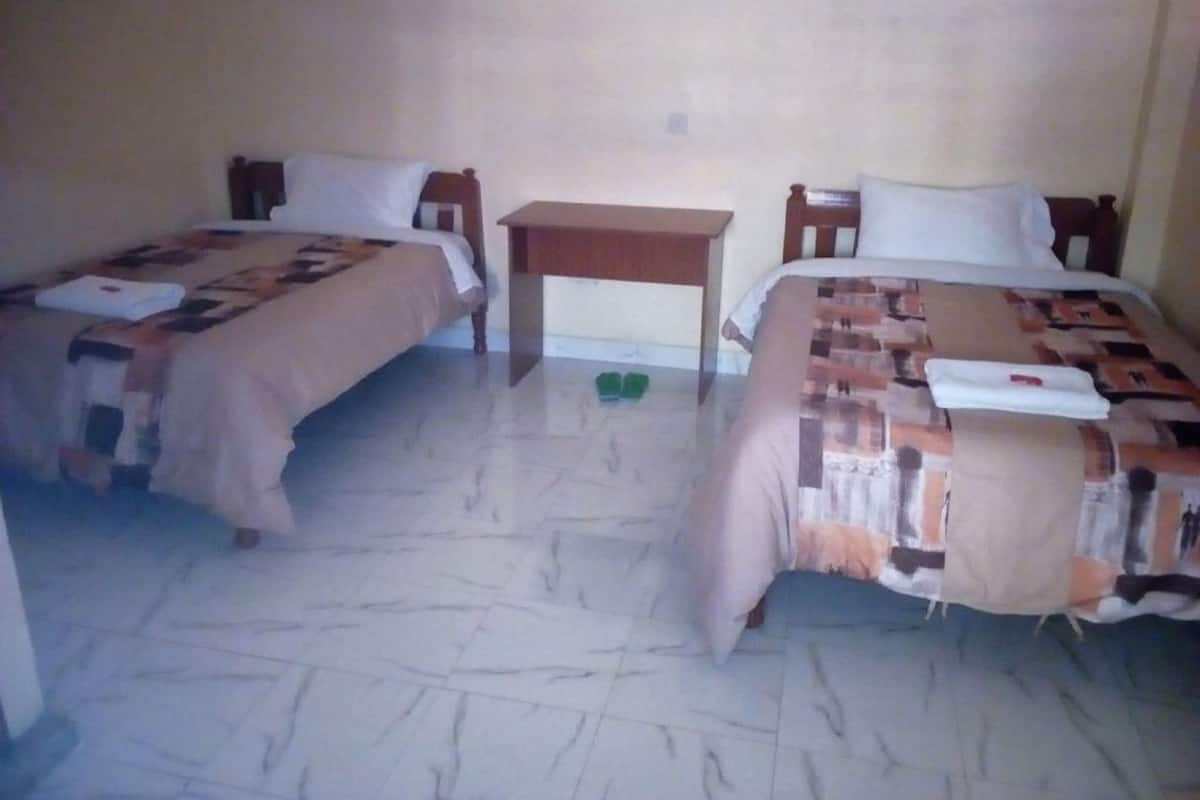 Escritorio y ropa de cama