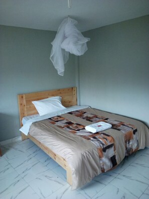 Single Room | Desk, bed sheets - Sweet Hut Hotel (Marua)