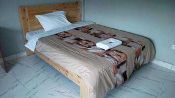 Single Room | Desk, bed sheets