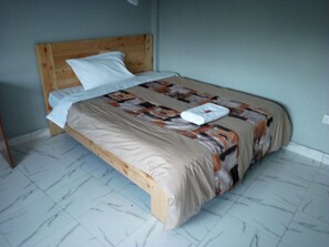 Single Room | Desk, bed sheets - Sweet Hut Hotel (Marua)