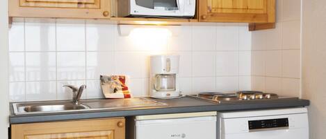 Réfrigérateur, micro-ondes, plaque de cuisson, lave-vaisselle