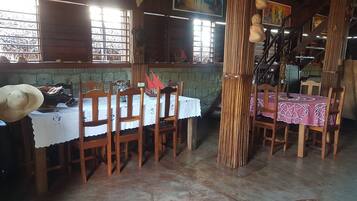 Menyajikan hidangan lokal dan internasional