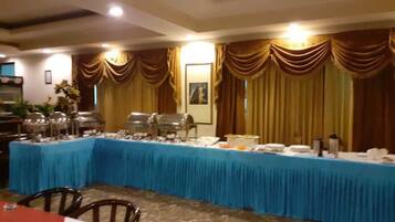 Daily buffet breakfast for a fee