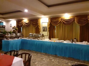 بوفيه فطور يوميًا بتكلفة قدرها (300 INR للشخص)