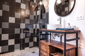 Bathroom - Appart VOYAGE ★ near PARIS and DISNEYLAND (Le Perreux-sur-Marne)