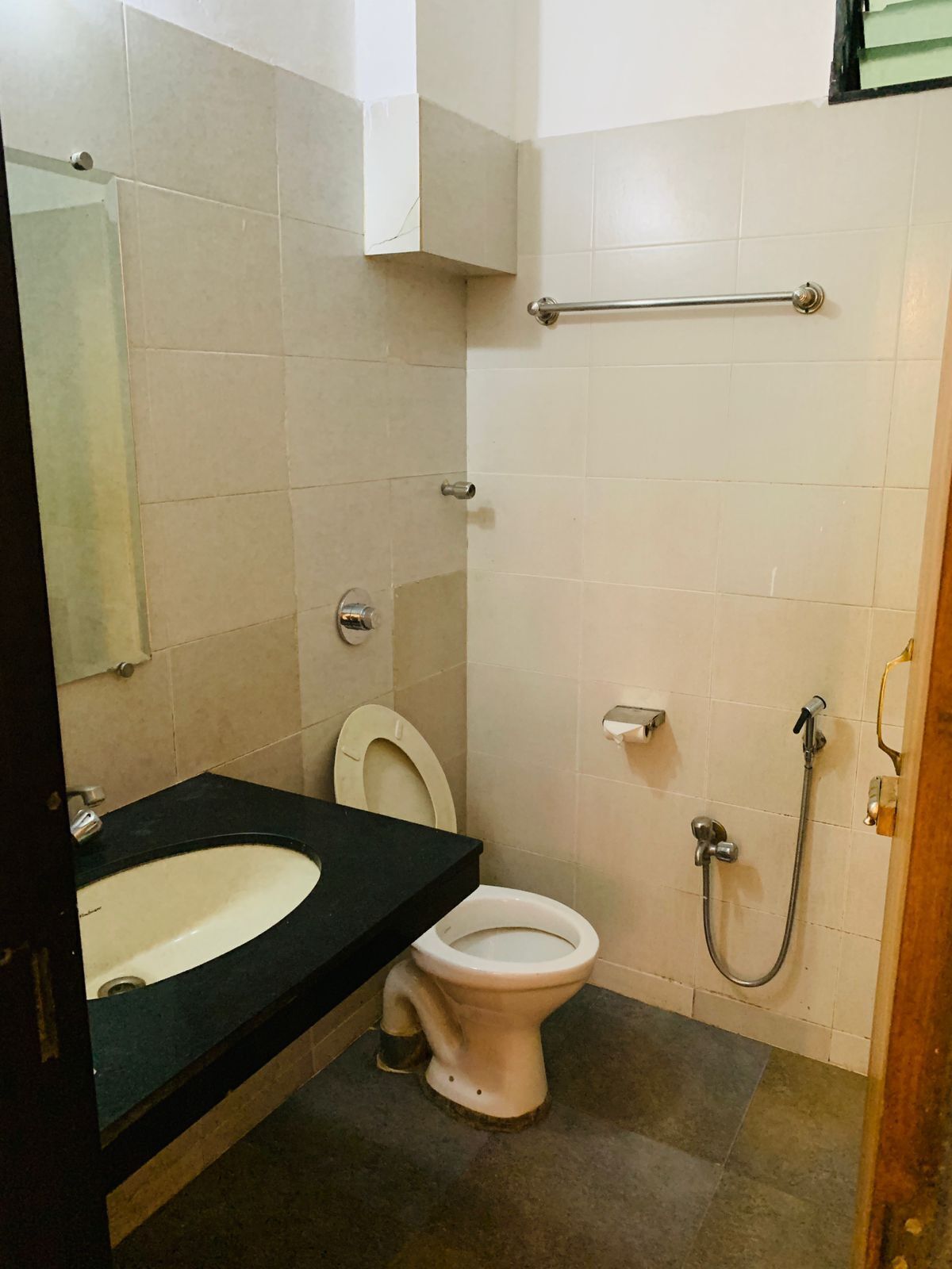 Ein kleines Badezimmer mit Toilette, Waschbecken und Dusche.