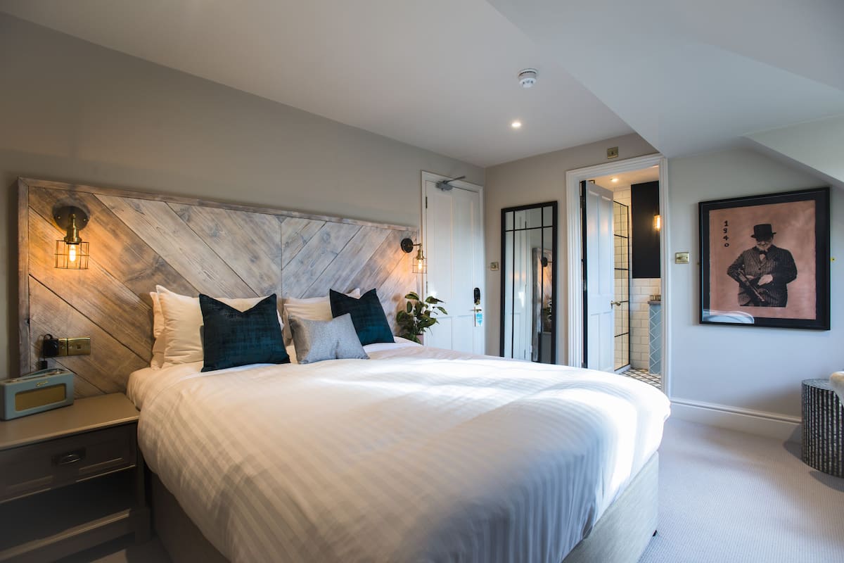 Double Room (King Bed)