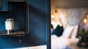 Double Room (King Bed) | Bathroom amenities | Towels - The Lodge Duxford (Cambridge)