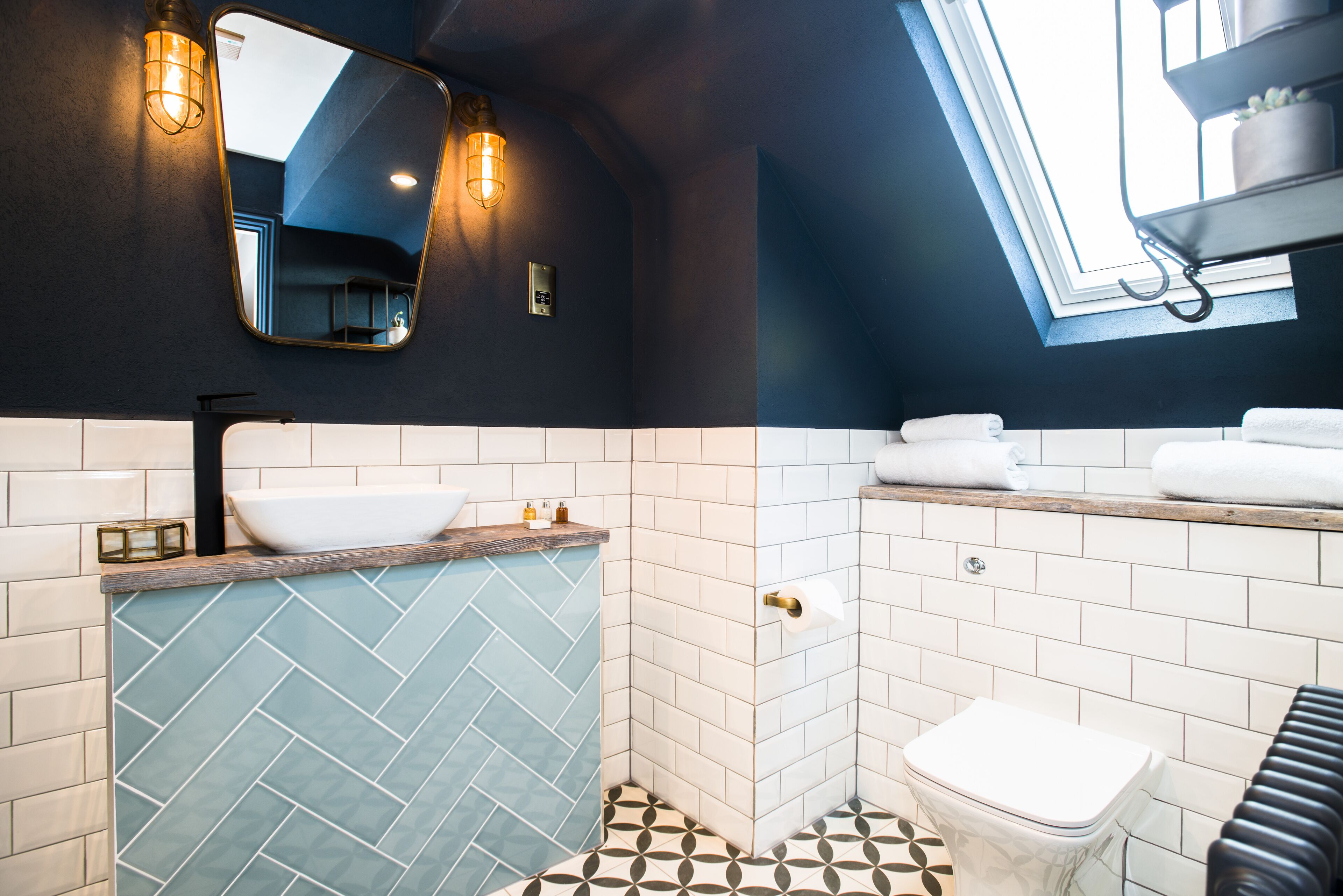 double room (king bed) | bathroom | towels