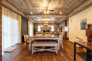Villa | In-room dining - Anelani House (Onna)
