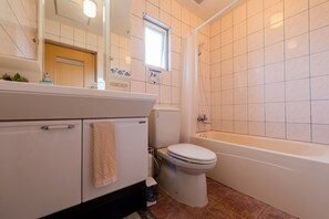 Villa | Badezimmer | Duschwanne, kostenlose Toilettenartikel, Haartrockner, Hausschuhe