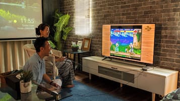 Villa | Woonruimte | Een flatscreentelevisie, een dvd-speler en streamingdiensten