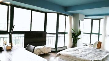 Design-Apartment, 4 Schlafzimmer, Flussblick | 4 Schlafzimmer, Schreibtisch, Verdunkelungsvorhänge, kostenloses WLAN