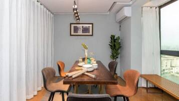 Design-Apartment, 4 Schlafzimmer, Flussblick | Essbereich im Zimmer