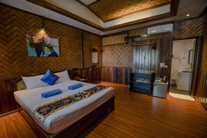 Habitación doble superior, balcón, vistas al mar | Minibar y espacio para trabajar con un portátil