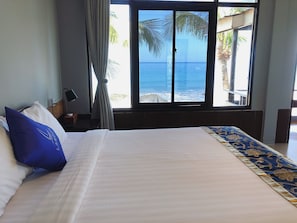 Habitación Premium doble, 1 cama de matrimonio grande, balcón, vistas al mar | Minibar y espacio para trabajar con un portátil