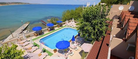 Piscina stagionale all'aperto, ombrelloni da piscina, lettini